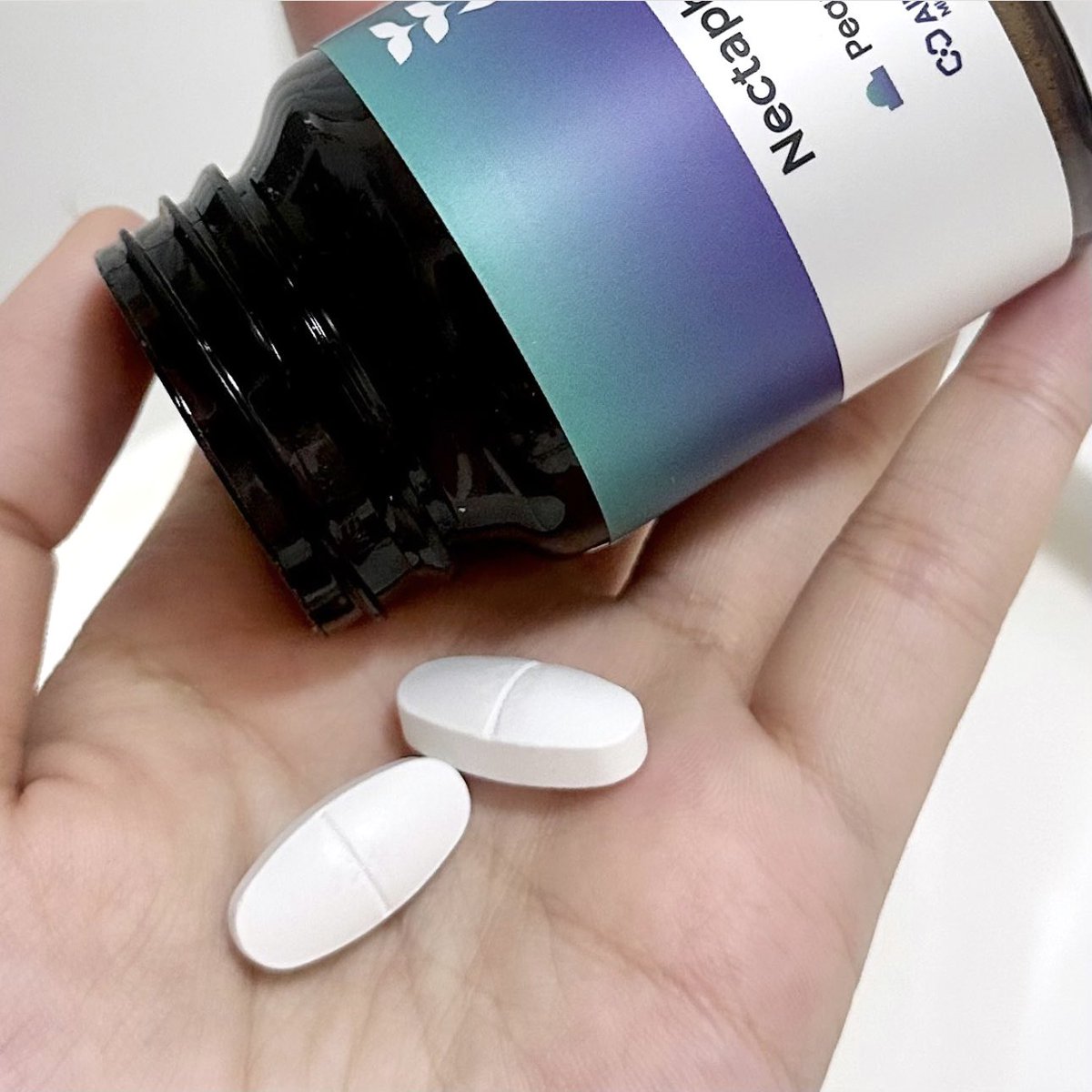 Newkigeegy's tweet photo. วิตามินสวบสิว Pearletane ของ Nectapharma คือตัวนึงที่ยังกินอยู่ตลอด เพราะดีมากกก เพราะนี่ช่วงเป็นประจำเดือนสิวชอบขึ้นแล้วทิ้งรอยสิวไว้ตลอด แล้วส่วนตัวรู้สึกว่าสิวอักเสบค่อยๆยุบ สิวแห้งไวขึ้น รู้สึกว่าผิวหน้าดีขึ้นมากจริงๆ แล้วที่ชอบอีกอย่างคือชีช่วยเรื่องลดรอยสิวดีมากๆ ถูกใจคนมีรอยสิวสุดๆ แล้วช่วยเรื่องควบคุมความส่วนเกินด้วย นี่ว่าหน้ามันน้อยลง แต่ไม่ได้ทำให้หน้าแห้งเหมือนกินยารักษาสิวนะ ผิวดูแข็งแรงขึ้น สิวขึ้นซ้ำจุดเดิมน้อยลง เป็นวิตามินที่ชอบมากกก