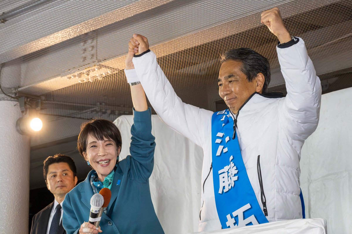 takaichi_sanae's tweet photo. 自民党公認の「江藤拓」さんの応援で、宮崎県児湯郡新富町に伺いました。
宮崎２区（延岡市、日向市、西都市、児湯郡、東臼杵郡、西臼杵郡）の皆様の「江藤拓」さんへの応援が、私、高市早苗の力になります。
「江藤拓」さんに、ぜひ一票をお託し下さい！

宮崎県に、物価高対策をどんどんお届けします！
〇ガソリン価格：180.3円/L(昨年10月)→162.0円/L(本年1月) 
〇軽油価格：160.0円/L(昨年10月)→148.1円/L(本年1月)
〇電気代：九州電力で400kWh/月利用の場合、本年１月の電気代は、12,125円から10,325円に引き下がります。
〇都市ガス代：30㎥/月利用の場合、本年１月のガス代は、540円分引き下がります。
〇宮崎県では、政府の重点支援交付金による対策をどんどんお届けいただいています。例えば、
・国の物価高対応子育て応援手当に、こども１人当たり15,000円を上乗せして支給するため、市町村へ補助金を交付見込み。
・継続する物価高の影響による県民の負担の軽減を図るとともに、消費需要を喚起し消費の下支えを行うため、プレミアム付商品券等を発行する市町村に対し、人口比などを考慮した上で補助金を交付。
〇延岡市では、エネルギーや食料品価格等の物価高騰が続いており、全ての家庭に大きな影響を与えていることから、全世帯の世帯主に対して、世帯人数に応じて１人当たり1万円分の生活応援商品券を配布します。
〇日向市では、物価高騰が継続する中、生活者及び事業者支援と消費喚起を目的として、市内全世帯及び全市民を対象に市内登録店舗で利用できる「第８弾 日向市くらし応援商品券」（１世帯当たり1万円円と１人当たり3,000円）を配布予定です。
〇西都市では、食料品価格等の物価高騰の影響を受けている全市民に対して、給付金１万円を給付予定です。
また、エネルギー・食料品価格等の高騰の影響が長期化する中、エネルギー・食料品価格等の物価高騰の影響を受けた生活者に対して、プレミアム付商品券（13,000円の商品券を10,000円で販売（プレミアム率３０％））を発行予定です。