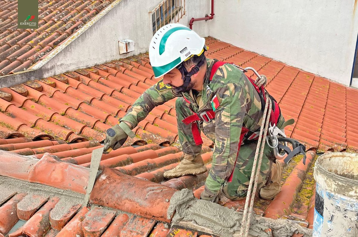 🔨 Em 17 municípios, militares do Exército 🇵🇹 encontram-se empenhados em ações de remoção de escombros, limpeza e apoio à recuperação de infraestruturas, com especial destaque para a atuação dos Destacamentos de Engenharia e dos Módulos de Construções em Altura.