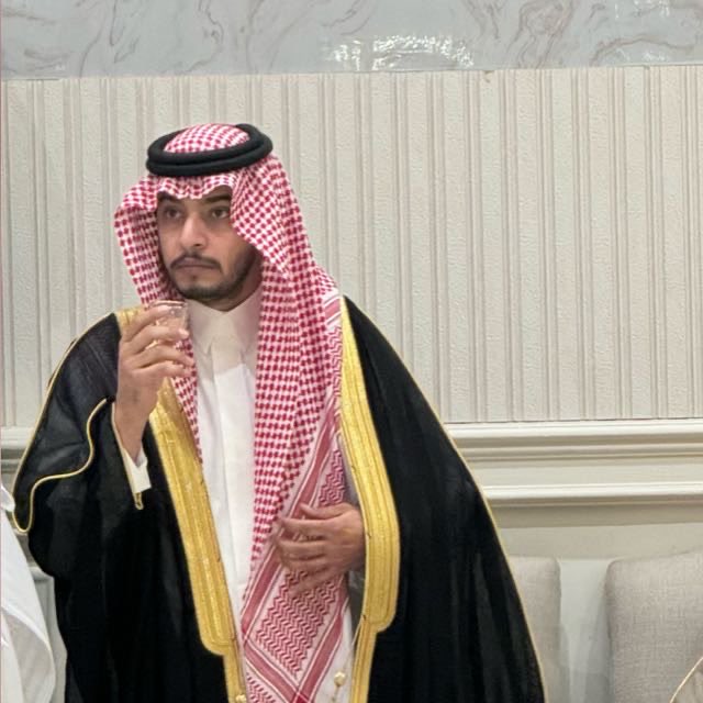 ياسيدي فيك من حولي ومن قدي
وانا اتذرى بــ بشـتك واتعـزوى بك

ياتاج راسي ، يابوي ، ويا ذخر جدي
ياحصننا اللي اليا ضاقت لجينا بك

كم ودي أجزيك يابو احمد وكم ودي
عساك تسلم ويسلم راس من جابك
