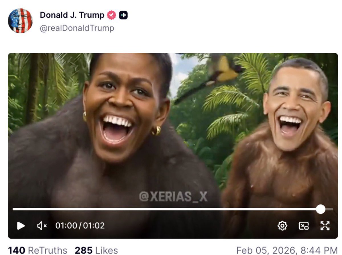 Trump posteando en su cuenta de Truth Social un video que muestra a Barak y Michelle Obama como simios. La degradación del liderazgo de Trump desciende a niveles inadmisibles de racismo. Insólito!