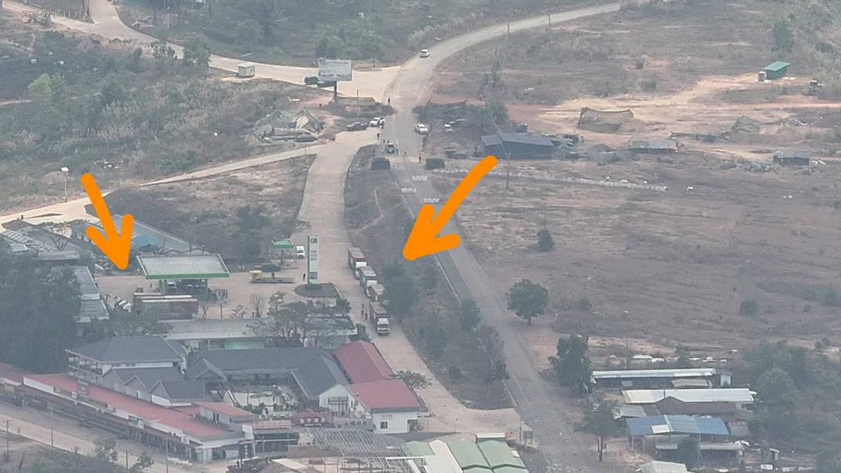 AhlimTalk's tweet photo. Thailand's latest move: Shipping containers to illegally occupy Cambodian land at Thmor Da! This is a blatant violation of sovereignty. Wake up world! #ThailandInvadedCambodia #ThmorDa #CambodiaStrong #ProtectOurLand https://t.co/Cn4L4PLrok