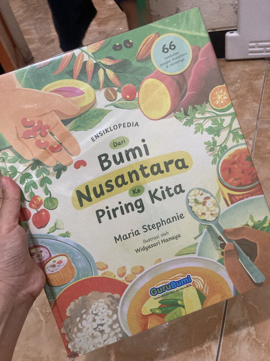 CorryLauraS's tweet photo. Bagi yang ingin punya buku lokal dengan ilustrasi cantik, ada juga buku tentang pangan lokal nusantara, dari Sumatera hingga Papua ada tanaman khas dan makanan tradisionalnya. Buku ini merupakan hasil riset mendalam. https://t.co/7jPDIiCtsu