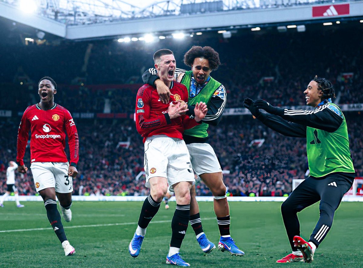 🚨 Benjamin Šeško was one of the last to leave Old Trafford after his added-time matchwinner against Fulham.

Šeško spoke to rights holders in the tunnel and then joined his fellow substitutes for a post-match warm-down.

Afterwards, he had a massage before showering. Most of his