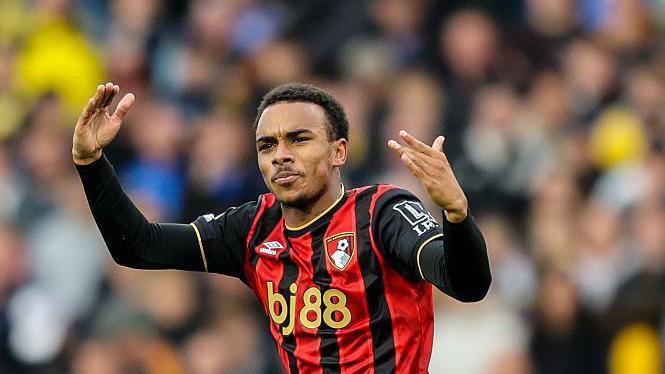 DTalkingArsenal's tweet photo. 🚨@MediaFootInside: Arsenal are interested in Bournemouth forward Eli Junior Kroupi. 🇫🇷🔴⚪️

#AFC made contact with his representatives during the autumn. 👀

The 19-year-old recently switched agents and is now represented by Moussa Sissoko. ✅

PSG are also very keen on signing Kroupi. 🔴🔵 #PSG #AFCB