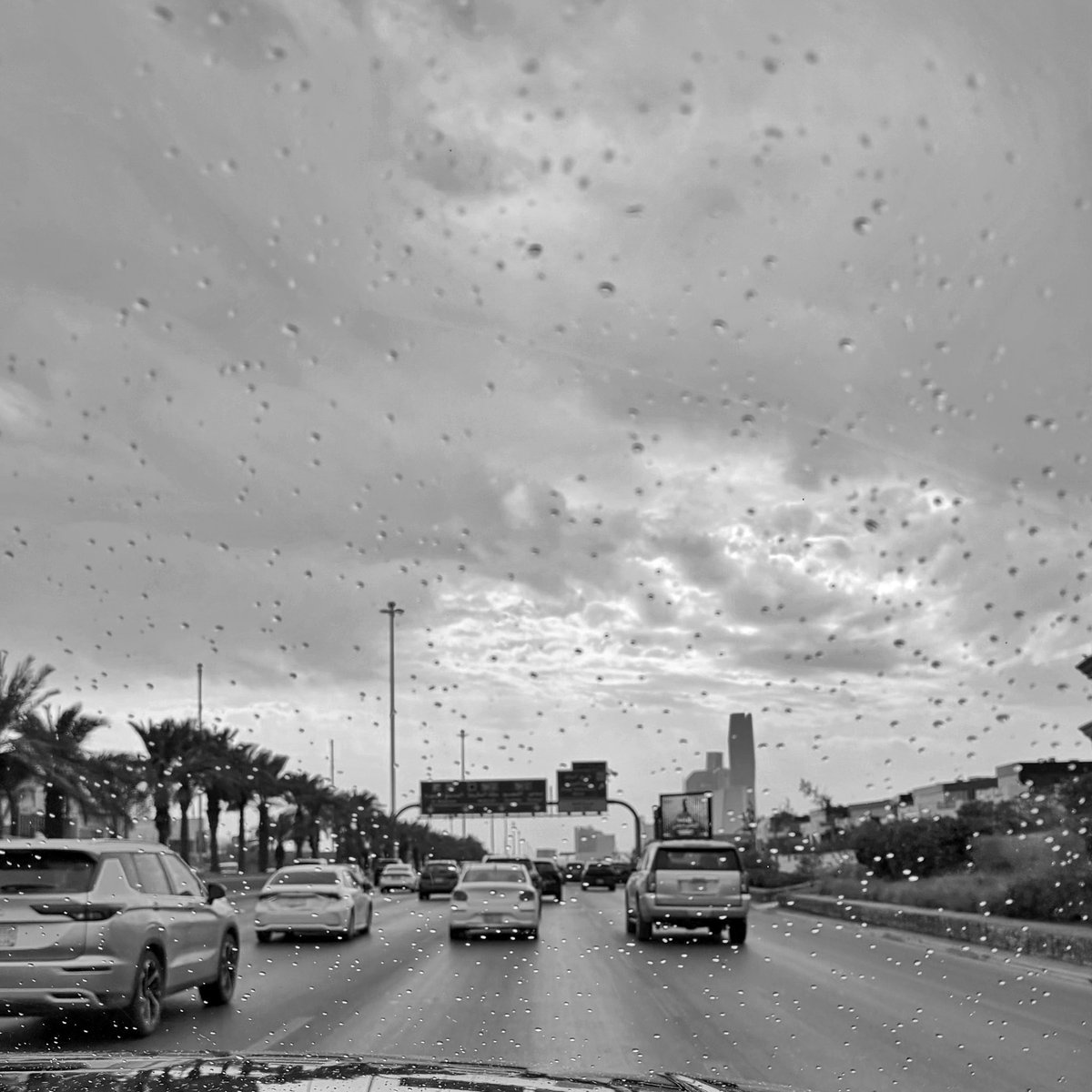 فقدت شخصاً ليس له عوض .. 
اللهم ارحم والدي واغفر له
و اجعل خصاله الطيبة شفيعة له في درجاته 
و وسع له قبره بنعيم لا يفنى واجمعنا به في جنات الفردوس الاعلى يا ارحم الراحمين

#ابراهيم_العسكر