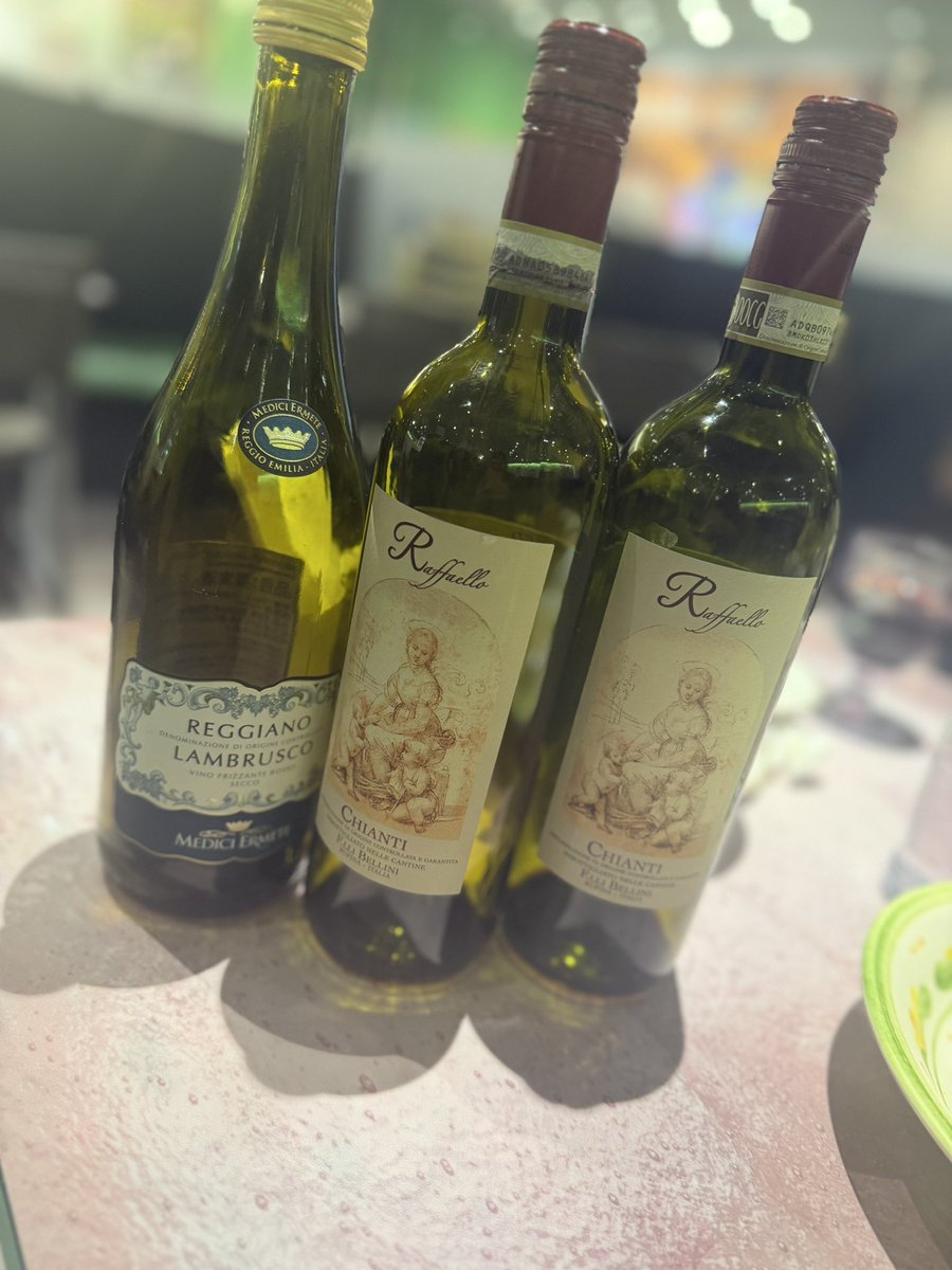 jun5234's tweet photo. 昨日は念願のサイゼ飲み🍷
楽しすぎて、飲みすぎて🤣🤣🤣🤣🤣
今さら、空ボトル見て飲んだ量に引いている

#サイゼリヤ
#女子会 https://t.co/UTEPhk8GpB