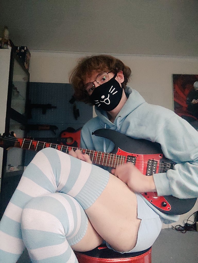 Its femboy friday:3
#femboy #twink #gay