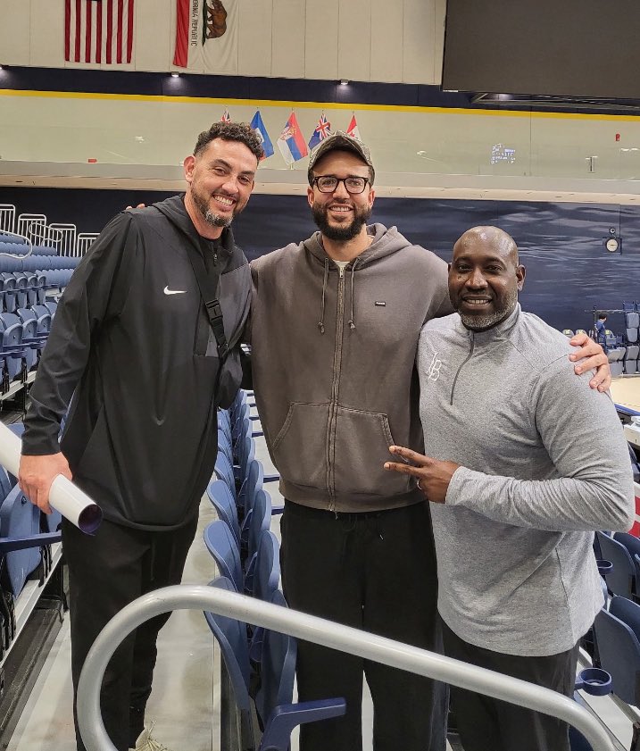 CoachDAmbro's tweet image. Fun night &amp;amp; Good Game last night @LBSUMBB vs @UCSDmbb 

Great to see former Knights Players &amp;amp; Coaches for @sdccmensbball for both D1 programs! 

#NoKnightsOff 🫡#NextLevelKnights 
#KnightsFam 🤝