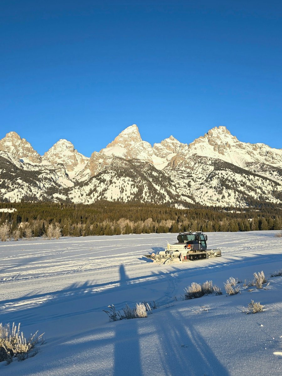 BushongProperty's tweet photo. The sun is shining and you could not ask for a more beautiful day to ski in Grand Teton National Park! 
@grandtetonfoundation 
@jhnordic 
#gtnpgrooming https://t.co/P7SoxO5cKn