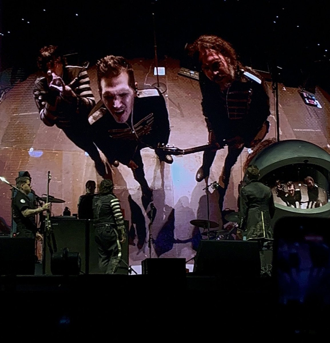 mikeymicals's tweet image. passando mal que de onde eu tava o negócio tapou a cara do gerard no telão e minha foto saiu assim #MCRBRASIL