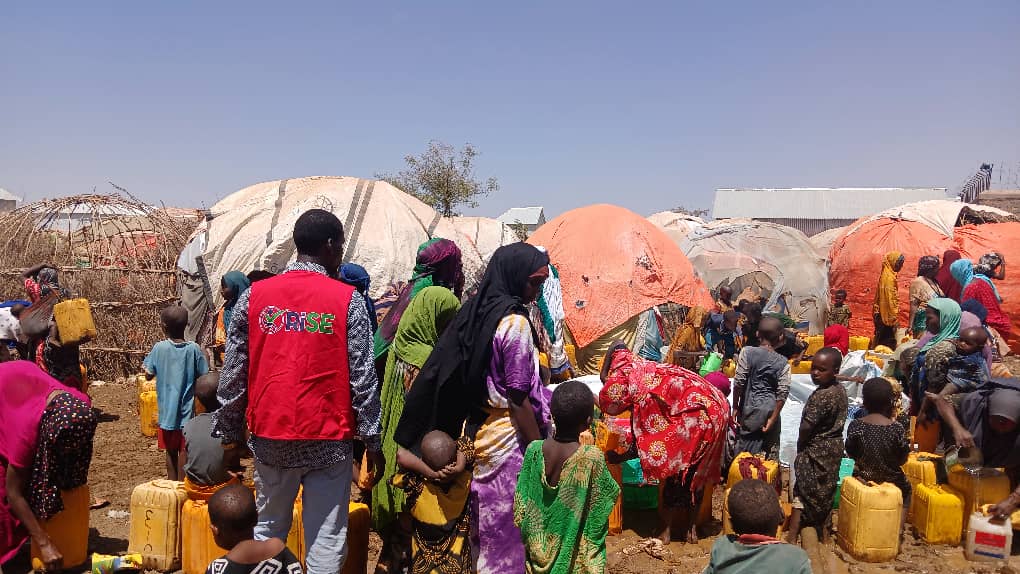 Risesom's tweet photo. On 5 Jan 2026, RISE provided life-saving water distribution to drought-affected families in IDP camps in Baidoa, helping communities cope with the ongoing impacts of drought.
Access to safe water saves lives. 💧
#WaterIsLife #DroughtResponse #IDPs #Baidoa #Somalia #RISE https://t.co/qODV76ucm3