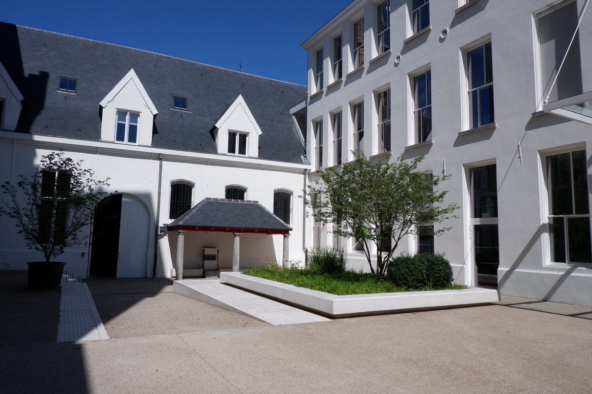 UrbaStyle's tweet photo. Paardenmarkt - Stadscampus in Antwerp (BE).

Customized by @UrbaStyle : seats, benches, planters, tactile steps and walls - finishing Visia, colour white.

With @UAntwerpen, Bureau Bouwtechniek and Group Monument. https://t.co/gkd1USzYYY