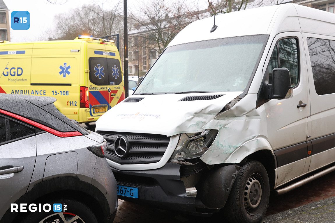 Taxibus ramt geparkeerde auto's in Rijswijk