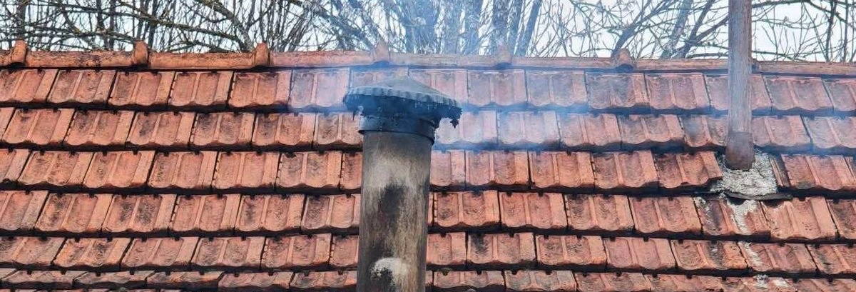 NoCatsNoLife_m's tweet image. Stray cats sharing the chimney's warmth