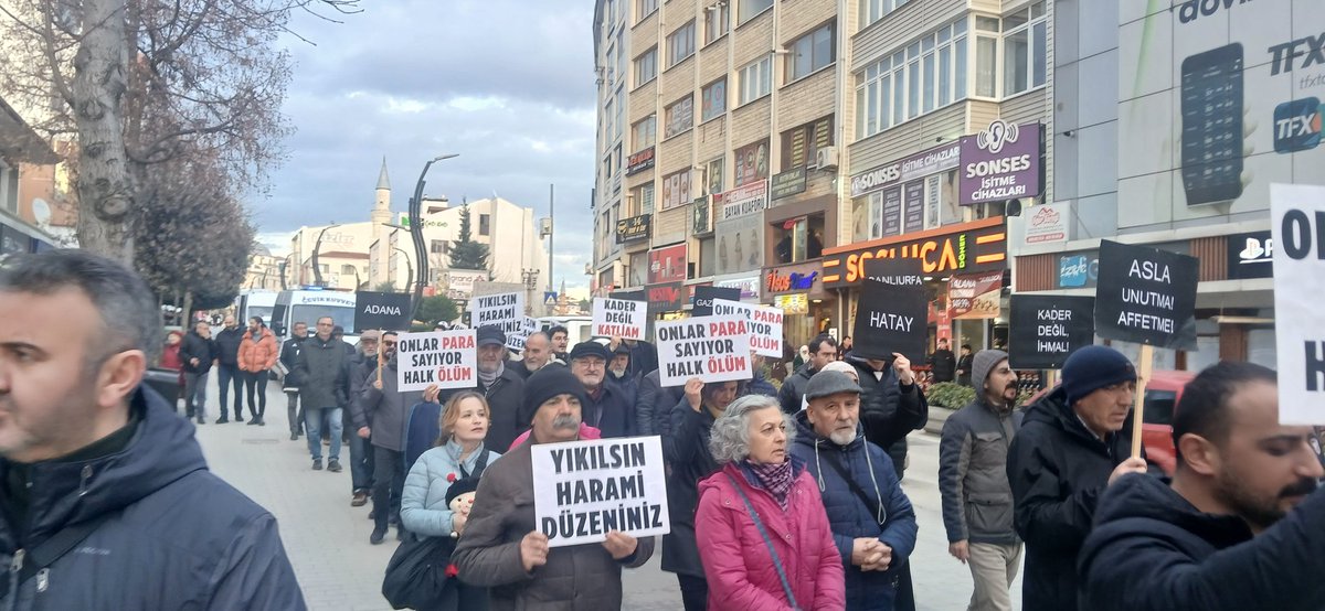 BoluSolParti's tweet photo. YIKILSIN HARAMİ DÜZENİNİZ! 

6 Şubat depremlerinin 3. yılında hayatını kaybeden insanlarımız için yürüdük. https://t.co/zAy2LJIRGw