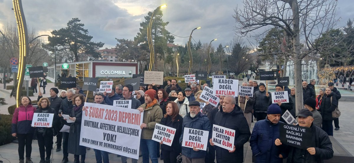 BoluSolParti's tweet photo. YIKILSIN HARAMİ DÜZENİNİZ! 

6 Şubat depremlerinin 3. yılında hayatını kaybeden insanlarımız için yürüdük. https://t.co/zAy2LJIRGw