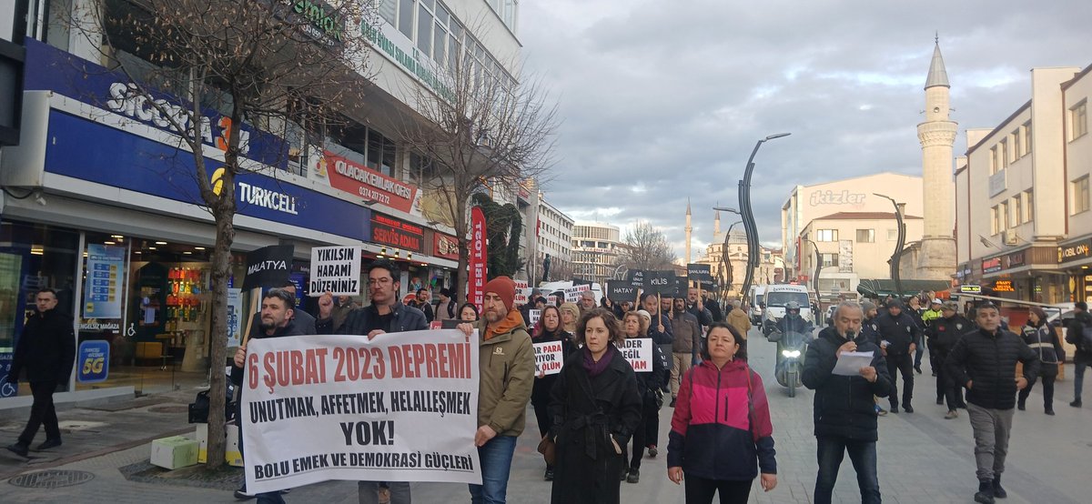 BoluSolParti's tweet photo. YIKILSIN HARAMİ DÜZENİNİZ! 

6 Şubat depremlerinin 3. yılında hayatını kaybeden insanlarımız için yürüdük. https://t.co/zAy2LJIRGw