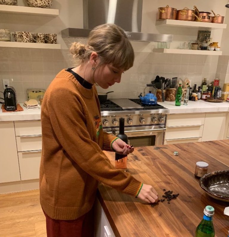 swifferupdates's tweet image. 🎥| A plate of raisins 🕵️‍♀️🍇