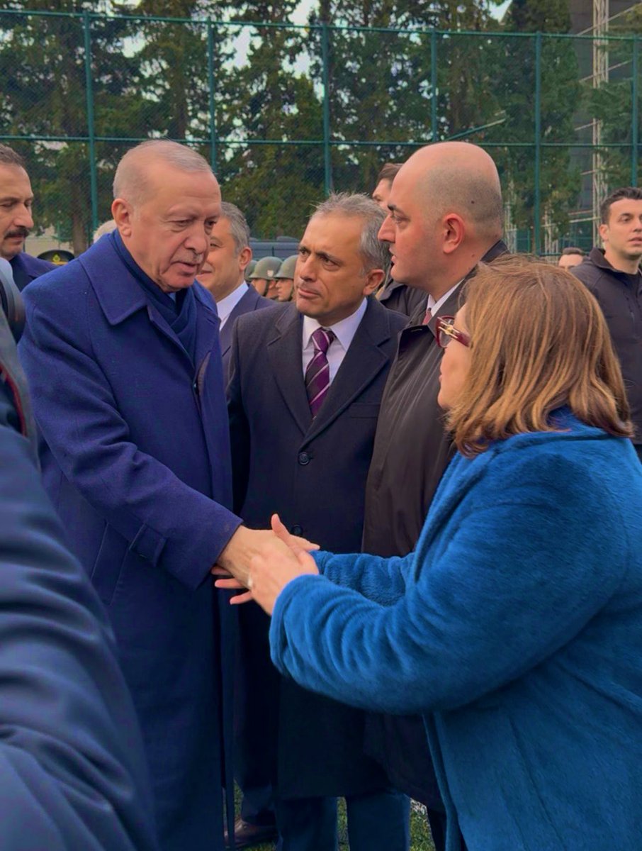 Sayın Cumhurbaşkanımızı az önce Osmaniye’den uğurladık. Çok sevdiği Gaziantep’e de selamlarını ilettiler. Rabbim, bu milleti onun liderliğinden mahrum bırakmasın, sağlıkla uzun ömürler versin. 🤲