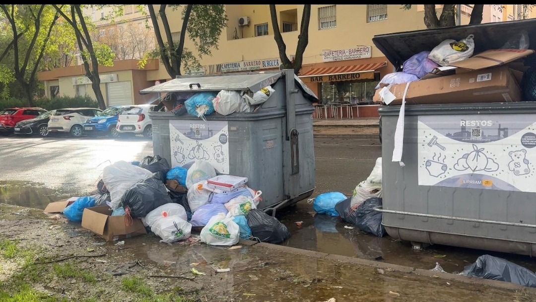 Denunciamos los contenedores en Flora Tristán.
Muchos decían que exagerábamos… 
La realidad es que vecinos y vecinas se juegan el tipo cada vez que tiran la basura.
Esto no va de política, va de seguridad y dignidad.
Exigimos SOLUCIONES YA para TODOS y TODAS.
#JusticiaVecinal