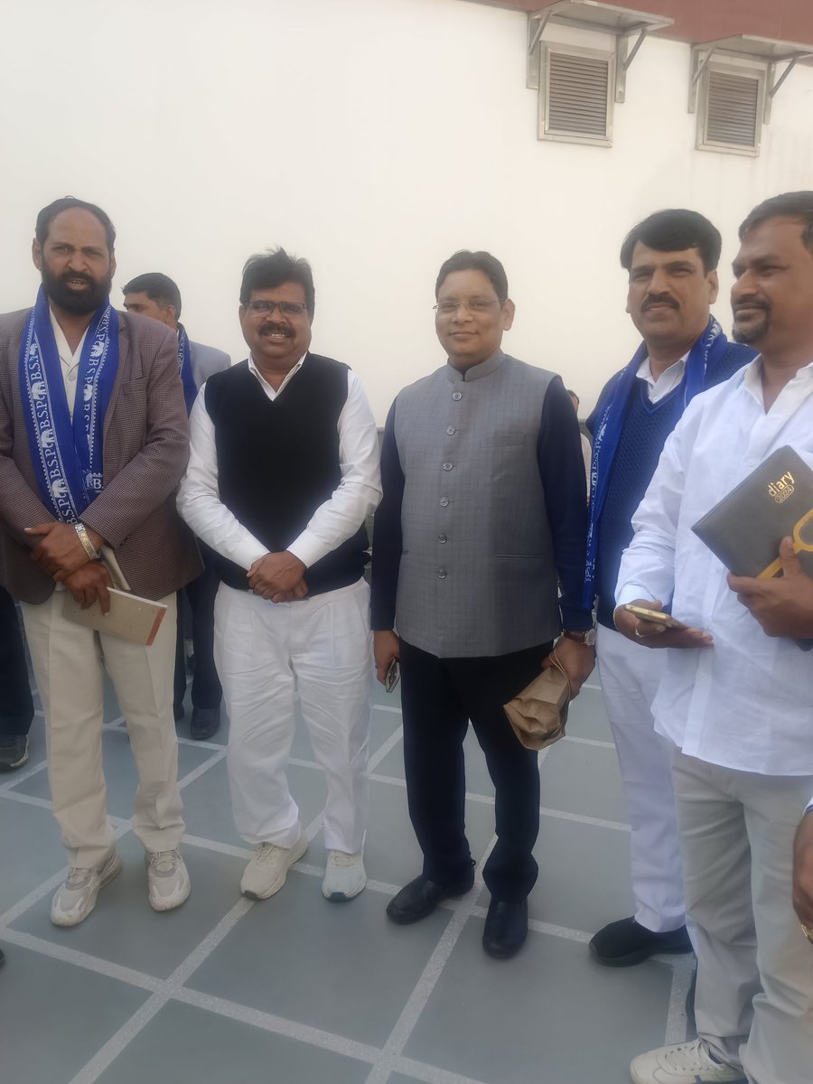 bhagwan_baba's tweet photo. आज बहुजन समाज पार्टी के केंद्रीय कार्यालय दिल्ली पर पार्टी के नेशनल कोऑर्डिनेटर आदरणीय आकाश आनंद जी एवं पार्टी के राष्ट्रीय उपाध्यक्ष आदरणीय आनंद कुमार जी से मुलाकात कर पार्टी के बारे में चर्चा की। साथ ही पार्टी के राज्यसभा सांसद आदरणीय रामजी गौतम जी से भी शिष्टाचार मुलाकात हुई। https://t.co/Tyzg7Fiqt3