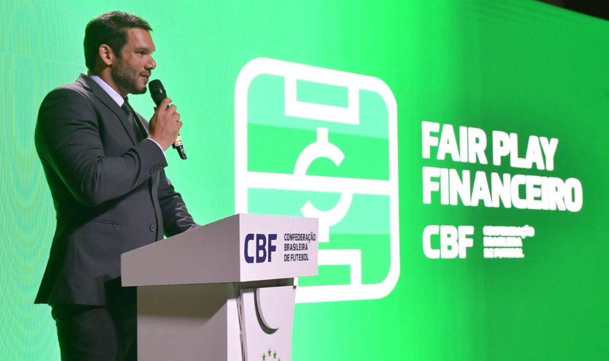 DataFutebol's tweet photo. Membros da ANRESF avisaram o Vasco que o Fair Play Financeiro veta que uma pessoa ou empresa tenha controle sobre mais de um clube da mesma divisão. E a proibição se estende a parentes próximos, como filho, irmão, cônjuge.

Marcos Lamacchia, enteado da Leila Pereira, está em negociações para comprar a SAF do Vasco.

Não foi um veto formal, e sim uma análise preliminar dentro da CBF que teve o entendimento que enteado se equipara a filho do ponto de vista jurídico. Ou seja, Lamacchia não poderia ser o controlador do Vasco enquanto Leila Pereira fosse presidente do Palmeiras.

A ANRESF (Agência do Fair Play da CBF) só vai analisar o caso mais a fundo se o negócio for concluído e o Vasco avisar sobre a troca de dono. Pela norma, se a agência VETAR o negócio, o Vasco teria 30 dias para resolver a situação.

Via @_rodrigomattos_