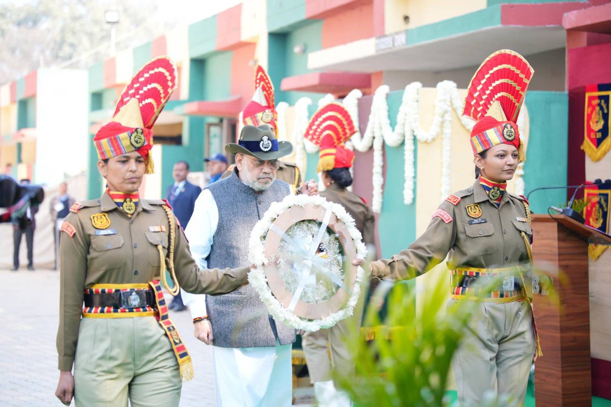khurpench1's tweet photo. "बीएसएफ जवान सीमा पर खड़े होकर देश को मजबूत बनाते हैं—उनका समर्पण राष्ट्र का गौरव है!" — अमित शाह
सभी सेवाओं में सबसे बेहतरीन उदाहरण हैं हमारे बीएसएफ जवान!" 🇮🇳🫡#BSFFirstlineofdefence
#bsfs
#alertbsf https://t.co/ER9SSTuurF
