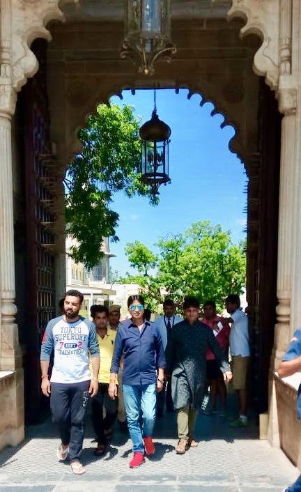 VeenaMathur13's tweet photo. "मैं मानता हूँ मेरे प्यार में कमी होगी,
मैं मानता हूँ कि इकरार में कमी होगी,
ये गिले-शिक��े किसी रोज़ मिटाओ तो सही,
फिर वहीं झील किनारे कभी आओ तो सही."
#एक_बहुत_पुराना_गीत 😍
@DrKumarVishwas💖🙏💫
@Vishwaasam✨
#Udaipur 🩵
#CelebratingDays 🎉
#4daystogo🎈
#HappyBirthdayYugKavi🎂 https://t.co/RUFBr27EK6