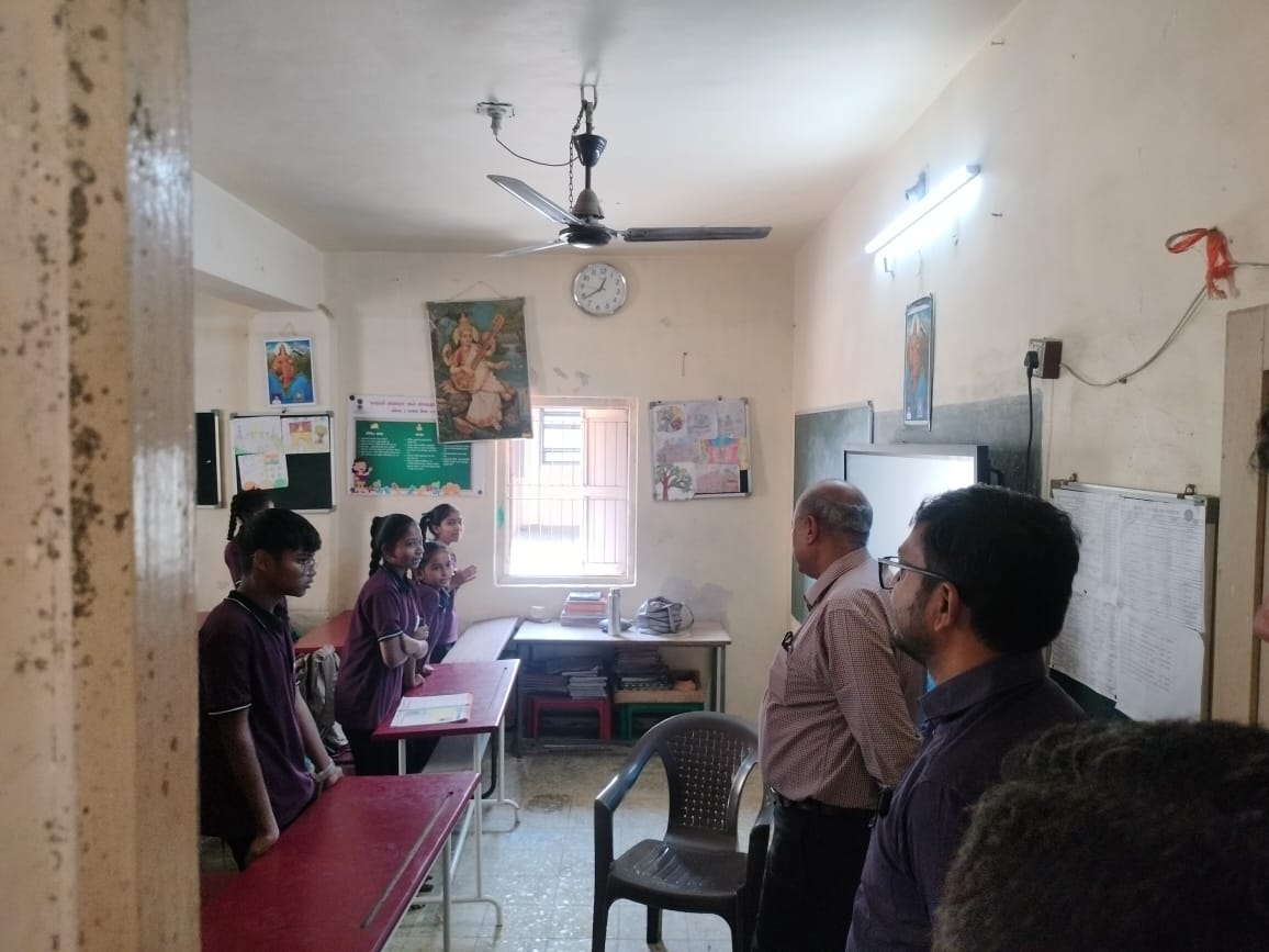 જામનગર ગ્રામ્ય તાલુકાના ફલ્લા ગામના પ્રવાસ દરમ્યાન શાળાની આકસ્મીક મુલાકાત લઇ શાળા પરિસર તથા વર્ગખંડોનું નિરિક્ષણ કરી સ્વચ્છતા, અભ્યાસ, પી.એમ. પોષણ યોજના અંતર્ગત અપાતા ભોજનની ગુણવતા તથા અન્ય સગવડોની ચકાસણી કરી.
<a href="/CMOGuj/">CMO Gujarat</a> <a href="/JayantiRavi/">Jayanti Ravi</a> <a href="/infojamnagargog/">Info Jamnagar GoG</a>