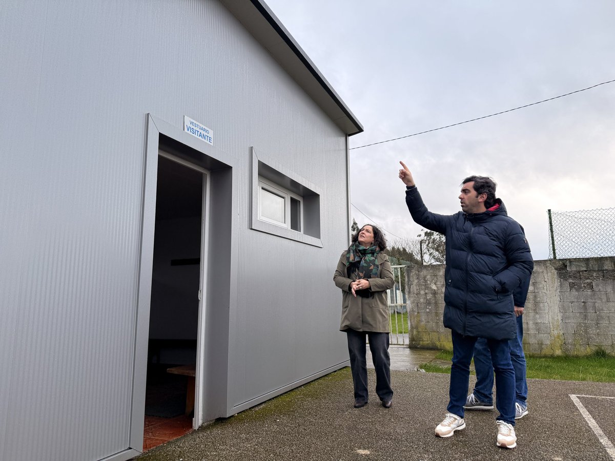 ConcellodeOroso's tweet photo. ⚽ Remataron as obras dos vestiarios do Campo de Fútbol do O Peteiro.

Visitamos as instalacións xunto con Belén do Campo, delegada da @Xunta na Coruña.

Unha actuación moi demandada, posible grazas ao Fondo de Cooperación Local. https://t.co/LntzR5ZdYH
