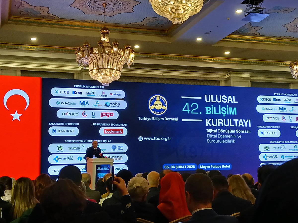 pelinbabaoglu_'s tweet photo. Sanayi Devriminin bir çıktısı olarak modern toplumu işbölümü ve uzmanlaşma olarak tanımladık hep. Ancak Kurultayda da gördüğümüz üzere Dijital Toplum için bu kavramların yerini işbirliği ve uyumlanma almalı @tbdmerkez https://t.co/UdPjmcPV4Y