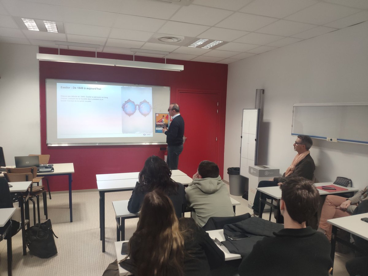 NeosupPerpignan's tweet photo. Intervention à Neosup de 𝗚𝘄𝗲𝗻𝗮𝗲̈𝗹 𝗡𝗶𝗵𝗼��𝗮𝗿𝗻, Responsable Relations Professionnelles chez Essilor , venu spécialement de Paris pour rencontrer nos 𝗮𝗽𝗽𝗿𝗲𝗻𝗮𝗻𝘁𝘀 𝗱𝗲 𝟭ʳᵉ 𝗮𝗻𝗻𝗲́𝗲 𝗱𝗲 𝗕𝗧𝗦 𝗢𝗽𝘁𝗶𝗰𝗶𝗲𝗻-𝗟𝘂𝗻𝗲𝘁𝗶𝗲𝗿.
@EssilorFrance https://t.co/nNWSeVHlos