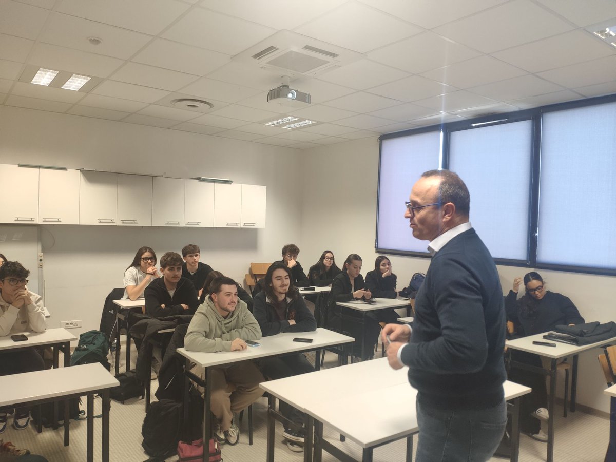 NeosupPerpignan's tweet photo. Intervention à Neosup de 𝗚𝘄𝗲𝗻𝗮𝗲̈𝗹 𝗡𝗶𝗵𝗼��𝗮𝗿𝗻, Responsable Relations Professionnelles chez Essilor , venu spécialement de Paris pour rencontrer nos 𝗮𝗽𝗽𝗿𝗲𝗻𝗮𝗻𝘁𝘀 𝗱𝗲 𝟭ʳᵉ 𝗮𝗻𝗻𝗲́𝗲 𝗱𝗲 𝗕𝗧𝗦 𝗢𝗽𝘁𝗶𝗰𝗶𝗲𝗻-𝗟𝘂𝗻𝗲𝘁𝗶𝗲𝗿.
@EssilorFrance https://t.co/nNWSeVHlos