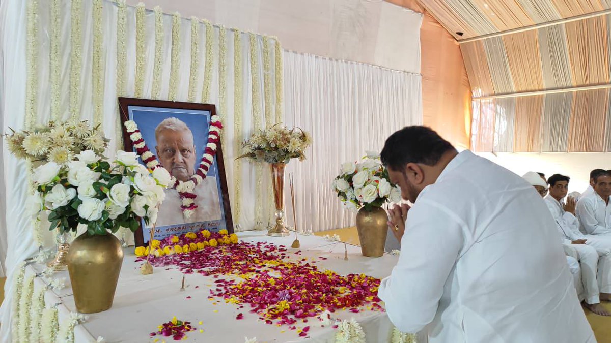 આજે જૂનાગઢ માર્કેટિંગ યાર્ડ ના વાઇસ ચેરમેનશ્રી પ્રવીણભાઈ સોજીત્રા ના પિતાશ્રી ગો. વા. નારણભાઈ પુનાભાઈ સોજીત્રાના સદ્ગત બેસણામાં હાજરી આપી.
પરમ કૃપાળુ પરમાત્મા દિવંગત આત્માને ચિરશાંતિ અર્પે અને સોજીત્રા પરિવારને આ અપરંપાર દુઃખ સહન કરવાની શક્તિ આપે – એવી પ્રાર્થના. 
ૐ શાંતિ શાંતિ