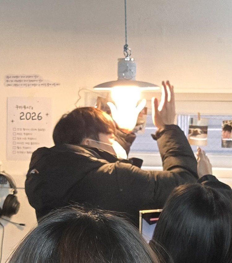 근데 이분 아까 조명에 머리 박으심