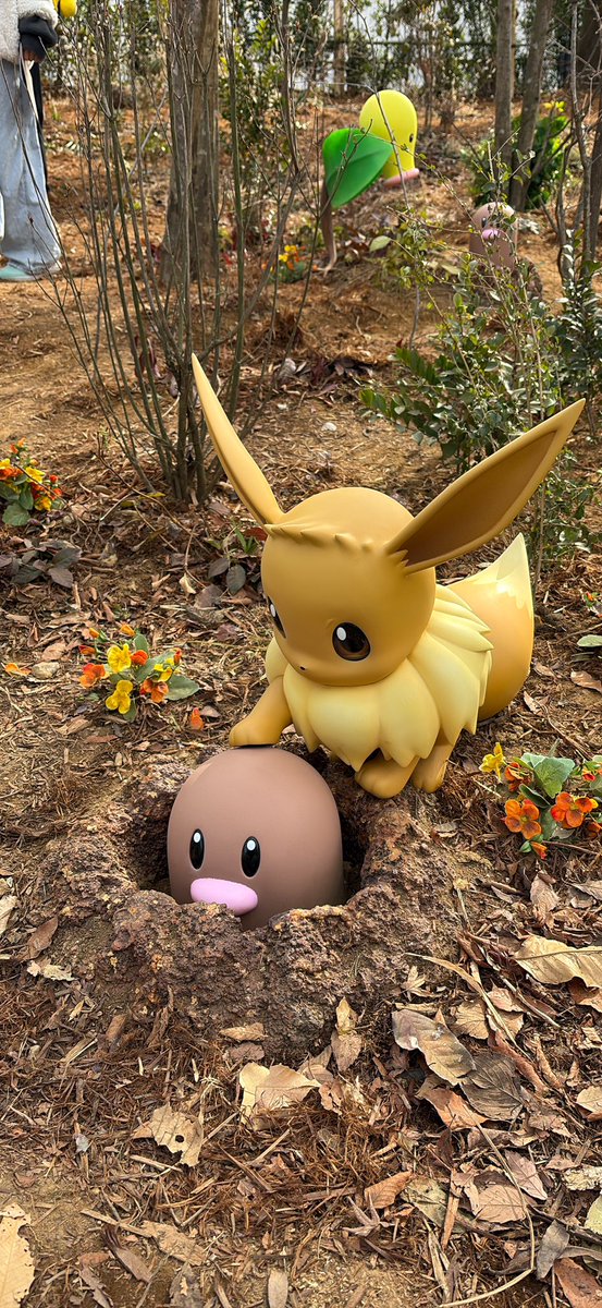o_miz_'s tweet photo. #ポケパークカントー #ポケパーク
・とにかく民度が高くて優しい世界
・肩などにポケモンぬいぐるみつけてくと「トレーナーさん」て呼んでもらえる
・お土産屋は昼前後にレジが1時間待ちレベルだが15時頃はガラガラ。スタンプで再入場できるので土産は遅めにすべし
・あちこちでグリーティングあり https://t.co/HrMSfV7Pkj