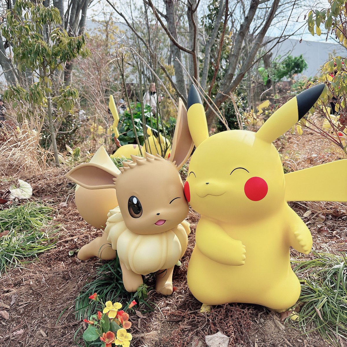o_miz_'s tweet photo. #ポケパークカントー #ポケパーク
・とにかく民度が高くて優しい世界
・肩などにポケモンぬいぐるみつけてくと「トレーナーさん」て呼んでもらえる
・お土産屋は昼前後にレジが1時間待ちレベルだが15時頃はガラガラ。スタンプで再入場できるので土産は遅めにすべし
・あちこちでグリーティングあり https://t.co/HrMSfV7Pkj
