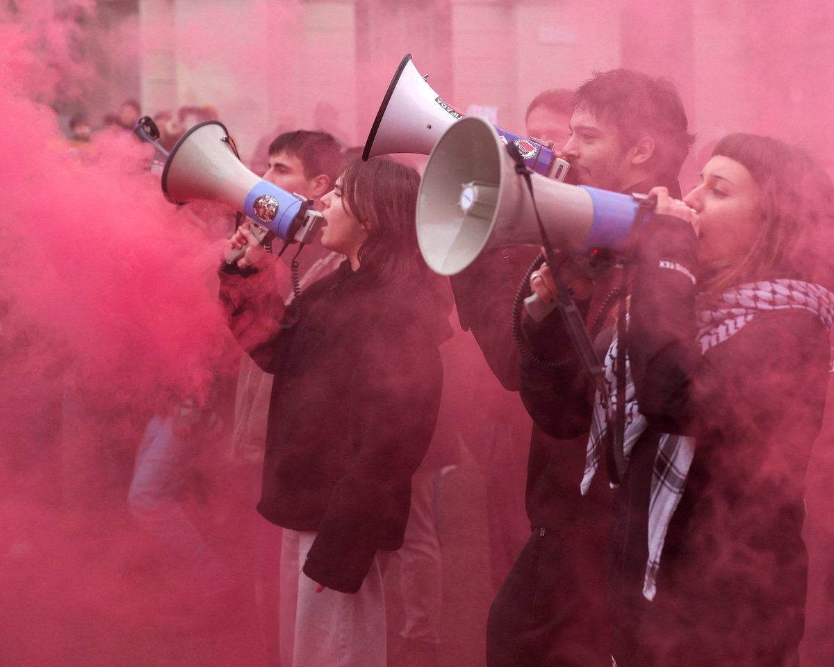 juanagallardo1's tweet photo. 🇮🇹🔥 Las protestas contra el ICE se vuelven internacionales. 
“Fuera ICE”, “A la mierda ICE” coreó un centenar de manifestantes en la sede de los Juegos Olímpicos de Milán contra la presencia de agentes estadounidenses en el país.
Se esperan más protestas esta tarde y el sábado https://t.co/iRkQkc3VNz