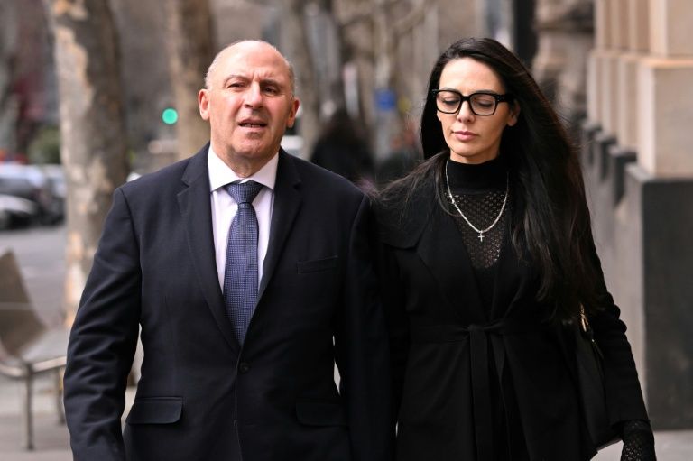 Sídney (AFP) - Uno de los gánsteres más famosos de Australia quedó en libertad después de que la fiscalía anunciara este viernes que retirará una apelación prevista por delitos de tráfico de drogas, tras el escándalo des bit.ly/4a1bPAf