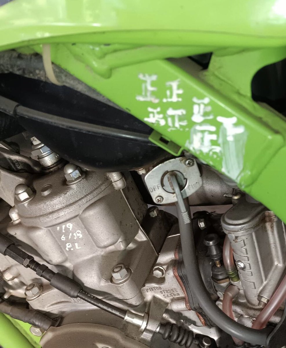 一瞬、タダシのkxか！？って思ってしまったけど、ガソリン使用量でメンテサイクルを管理してるって訳ね(玄人かよ)