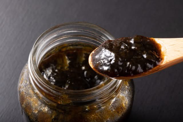 今日は #海苔の日。

炊きたてのごはんに、海苔の佃煮をひとさじ。それだけで、ちょっといい一日が始まる気がします。

毎日の「ご飯のお供」、香りや味をきちんと守ることが大切。湿気や匂い移りを防いでくれるガラスびんは、そんな当たり前のおいしさを支える存在です。