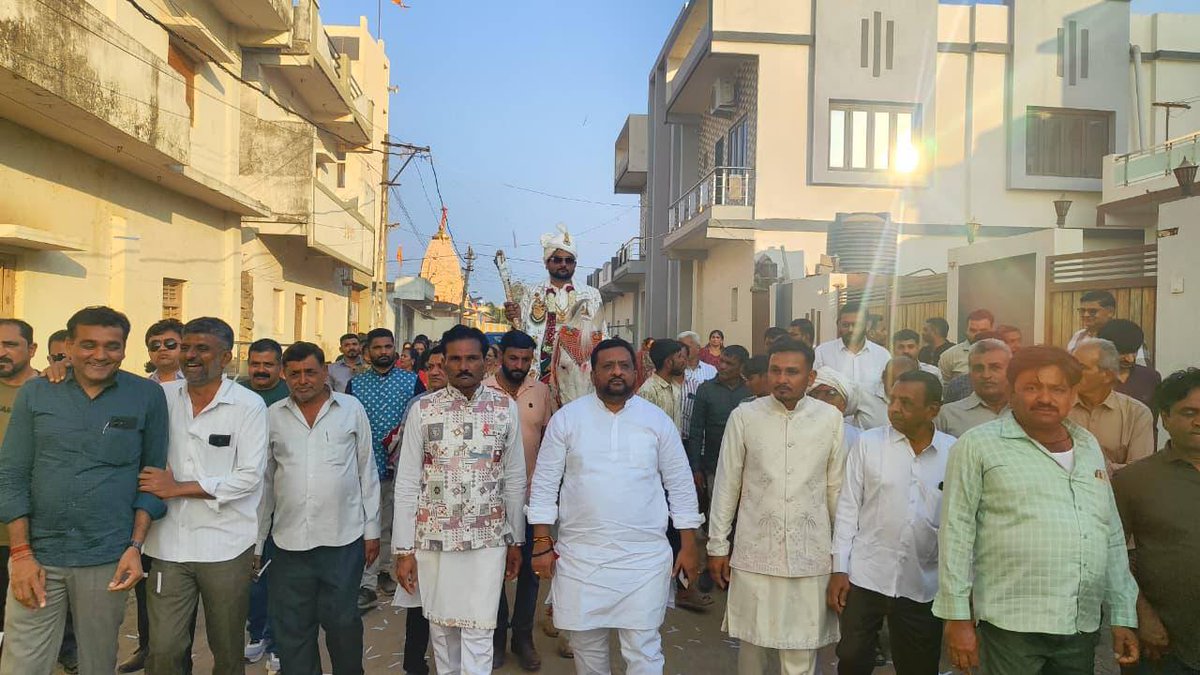 Kiritbhai_Patel's tweet photo. આજરોજ ભાજપ ના કર્મઠ કાર્યકર્તા વિનુભાઈ સરધારા ના સુપુત્ર ના શુભ લગ્ન પ્રસંગે ઉપસ્થિત રહી ચિ. દર્શિત તથા ચિ. કુંજન ના પવિત્ર લગ્નબંધનમાં જોડાવાનો આનંદ મળ્યો. 
વિધિ-વિધાન, પરંપરા અને આત્મીયતાથી ભરપૂર આ પ્રસંગ ખરેખર સ્મરણિય રહ્યો.
નવદંપતિને સુખી, સમૃદ્ધ અને સ્નેહસભર વૈવાહિક જીવન માટે હાર્દિક શુભકામનાઓ