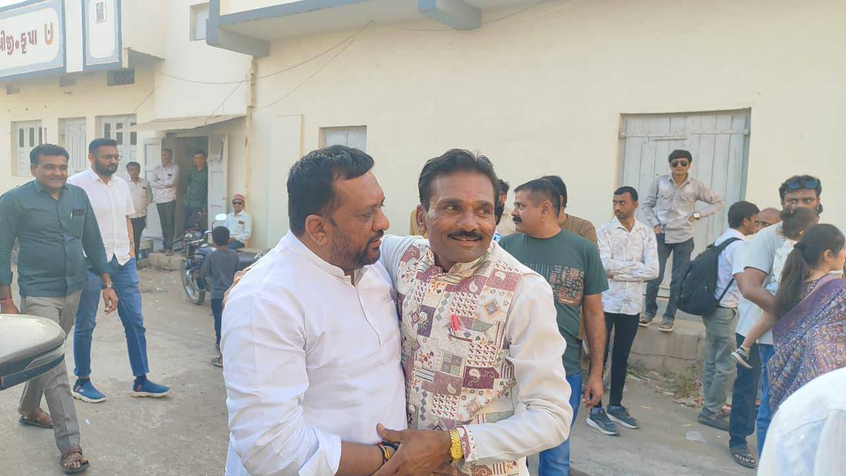 Kiritbhai_Patel's tweet photo. આજરોજ ભાજપ ના કર્મઠ કાર્યકર્તા વિનુભાઈ સરધારા ના સુપુત્ર ના શુભ લગ્ન પ્રસંગે ઉપસ્થિત રહી ચિ. દર્શિત તથા ચિ. કુંજન ના પવિત્ર લગ્નબંધનમાં જોડાવાનો આનંદ મળ્યો. 
વિધિ-વિધાન, પરંપરા અને આત્મીયતાથી ભરપૂર આ પ્રસંગ ખરેખર સ્મરણિય રહ્યો.
નવદંપતિને સુખી, સમૃદ્ધ અને સ્નેહસભર વૈવાહિક જીવન માટે હાર્દિક શુભકામનાઓ