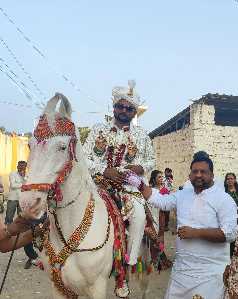 આજરોજ ભાજપ ના કર્મઠ કાર્યકર્તા વિનુભાઈ સરધારા ના સુપુત્ર ના શુભ લગ્ન પ્રસંગે ઉપસ્થિત રહી ચિ. દર્શિત તથા ચિ. કુંજન ના પવિત્ર લગ્નબંધનમાં જોડાવાનો આનંદ મળ્યો. 
વિધિ-વિધાન, પરંપરા અને આત્મીયતાથી ભરપૂર આ પ્રસંગ ખરેખર સ્મરણિય રહ્યો.
નવદંપતિને સુખી, સમૃદ્ધ અને સ્નેહસભર વૈવાહિક જીવન