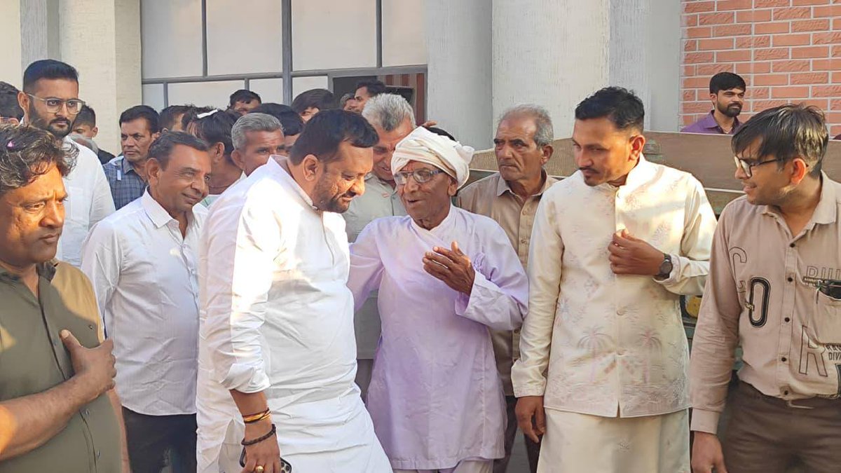 Kiritbhai_Patel's tweet photo. આજરોજ ભાજપ ના કર્મઠ કાર્યકર્તા વિનુભાઈ સરધારા ના સુપુત્ર ના શુભ લગ્ન પ્રસંગે ઉપસ્થિત રહી ચિ. દર્શિત તથા ચિ. કુંજન ના પવિત્ર લગ્નબંધનમાં જોડાવાનો આનંદ મળ્યો. 
વિધિ-વિધાન, પરંપરા અને આત્મીયતાથી ભરપૂર આ પ્રસંગ ખરેખર સ્મરણિય રહ્યો.
નવદંપતિને સુખી, સમૃદ્ધ અને સ્નેહસભર વૈવાહિક જીવન માટે હાર્દિક શુભકામનાઓ