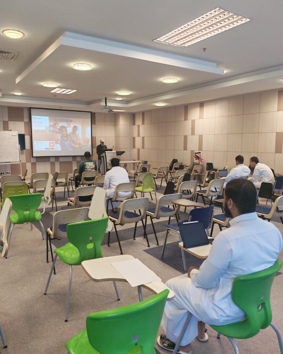 CEE_KFU's tweet photo. أقام #نادي_CEE يوم الخميس ورشة عمل بتقديم د. عارف الزمان بعنوان:
"Essential Software for Next-Gen Transportation Engineers" 🚦
​تضمنت الورشة:
-3D Design 
- Traffic Simulation
- Data Analytics
​شكراً دكتور عارف على مشاركتنا خبراتك ..
انتظرونا، القادم أقوى!

#kfu #Engineering https://t.co/pJnYP15WPt
