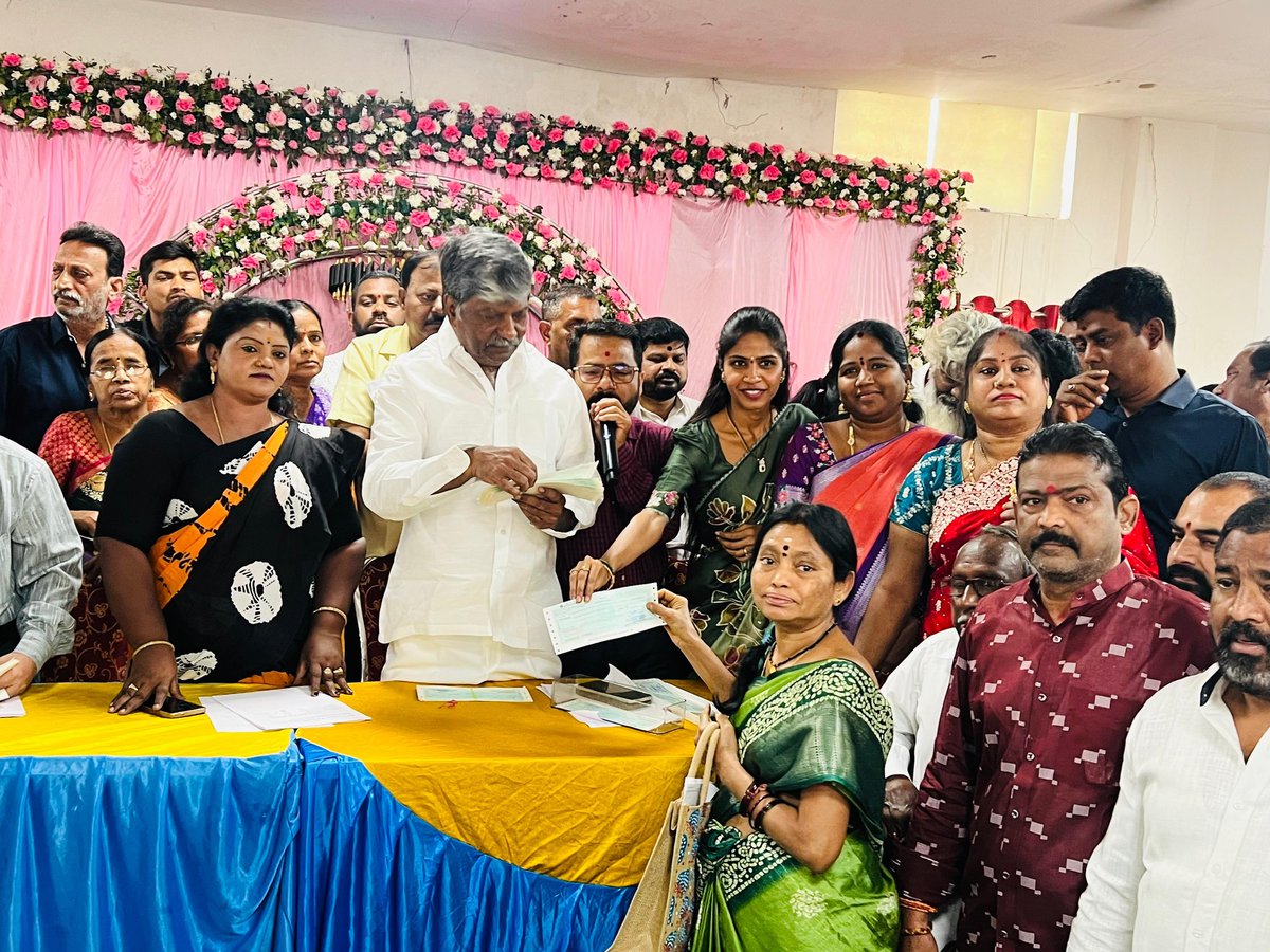 Hema221992's tweet photo. Handed over Kalyana Lakshmi &amp; Shaadi Mubarak Cheques amounting Rs 1.52 Crore to the 152 beneficiaries of Secunderabad Assembly Constituency along MLA Padma Rao Garu, and colleague corporators at Madhura Nagar Colony Community Hall. https://t.co/4MArIiqZj0