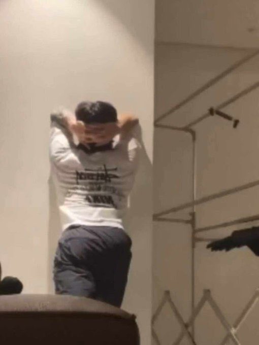 근데 이거 볼때마다 정국님 힙업이 너무예뻐서 계속 엉덩이만 보게됨 ㅈㅅ합니다