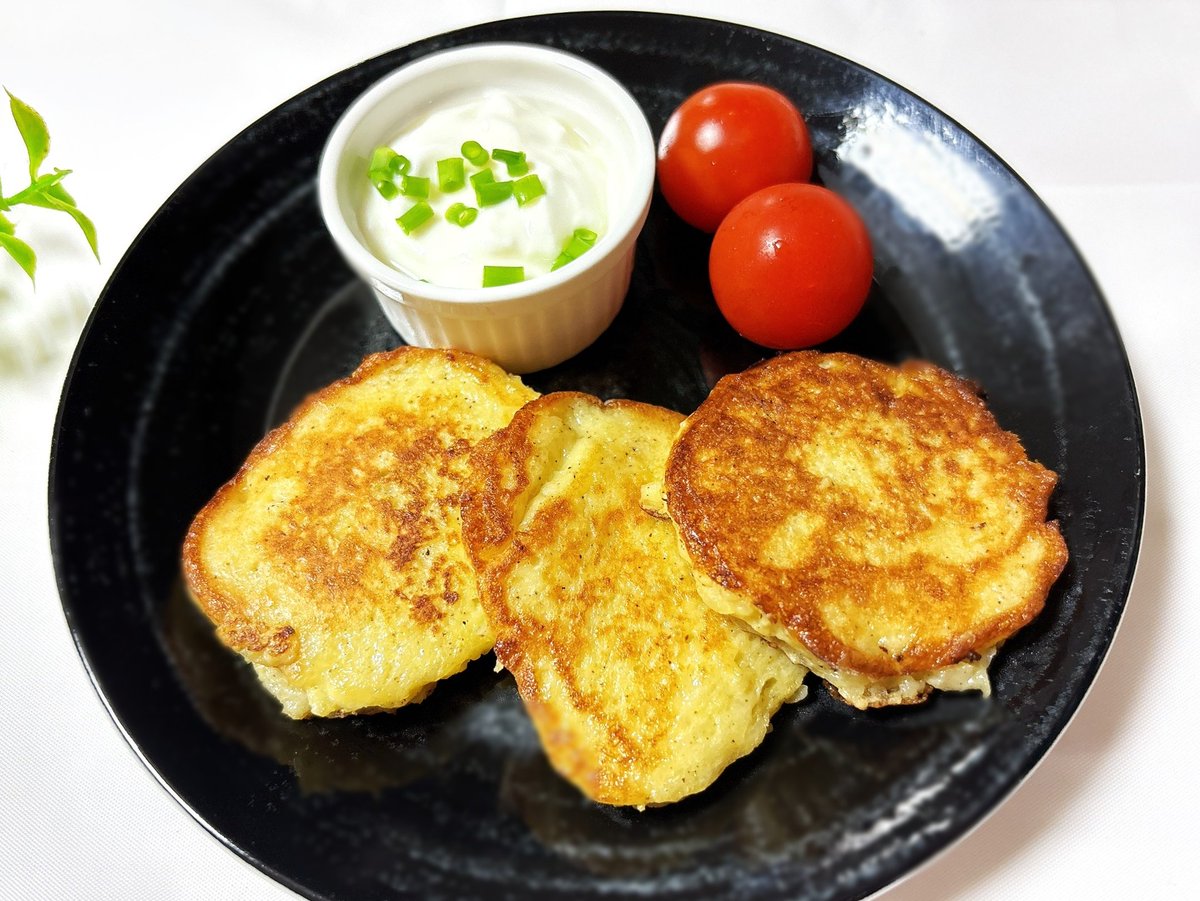 fukufoods's tweet photo. ウクライナの伝統料理🥔😋

📺ぽかぽか 大関 安青錦の大好物
【デルニー】
作ってみた↓
https://t.co/x0piJXaqM4

香ばしく焼けたじゃがいもパンケーキ✨

サワークリームでも食べてみたいです🥰 https://t.co/xlkgJKy2UL